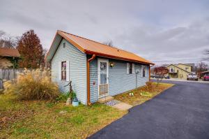 Walk to Civic Center and Dining Lebanon Studio!