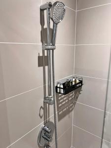 Bright Modern London 2-Bed Apartment with 2-Bath & Balcony View