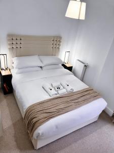 Bright Modern London 2-Bed Apartment with 2-Bath & Balcony View