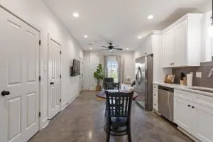 Bourbon House King Bed Luxury Amenities Fast WiFi - 新伊比利亚