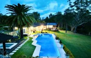 Emerald Beach Lakefront Luxury Mansion - Nana Glen