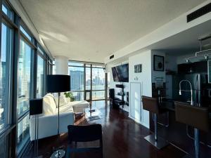 Murano Condos - Bay & College - Fully Equipped Downtown Toronto Condo