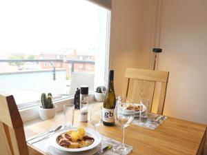 Einfaches 2-Zimmer-Appartement mit Balkon.