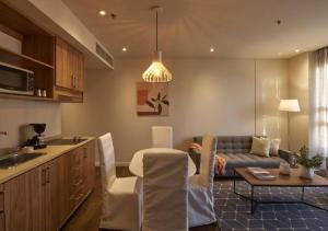 Caluce Apt 4A by Letoh