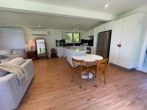 Lake House Escape - Lake Front Couples Retreat!