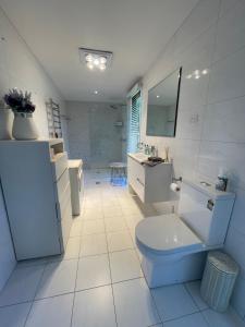 Lake House Escape - Lake Front Couples Retreat!