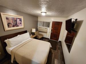 Budget Double Room room in Jefferson Hills Motel