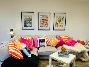 Hertford farm Woodland cabin pet friendly firepit bbq - 韦尔