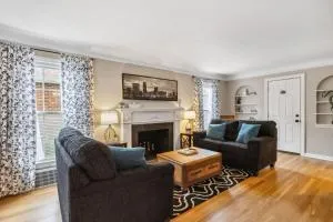 The Henry House I Pet Friendly Cozy Convenient - ليكوود