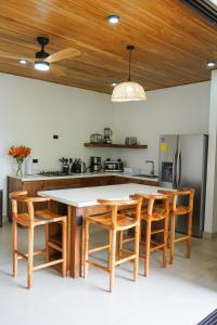 Cozy 2-Bed Getaway near Santa Teresa with parking