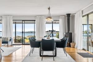 Stargazers Waterfront Hot tub Cottage Tasmania