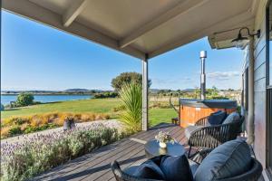 Stargazers Waterfront Hot tub Cottage Tasmania