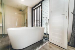 Mosaic Playhouse 3BR w Bathtub Pooltable Midvalley by Our Stay
