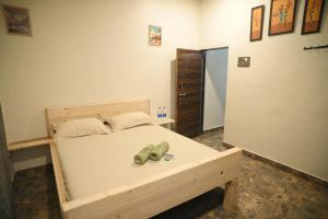 Anand hillside Retreat 3BR Pool Villa by Homeyhuts