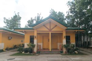 RedDoorz @ Farm Side Hotel Laoag City