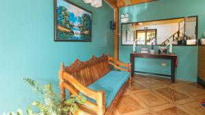 RedDoorz @ Farm Side Hotel Laoag City