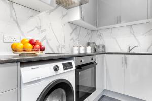 Chic 1-Bedroom London Flat-Sleeps 4 & Parking Available-Save 20 Percent on Long Stays! Instant Book!