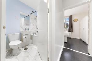 Immaculate 1-Bedroom London Flat-Sleeps 4 & Parking Available-Save 20 Percent on Long Stays! Instant Book!