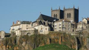 Hotels Brit Hotel Essentiel Saint-Flour : photos des chambres