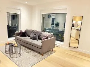 Modern 1BR Condo w Balcony Free Parking & Gym Near Metro & Downtown - Laval