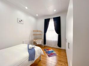 Modern 8 Sleeper home in trendy Observatory