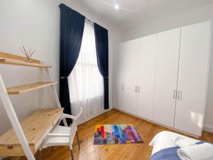 Modern 8 Sleeper home in trendy Observatory