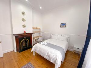 Modern 8 Sleeper home in trendy Observatory