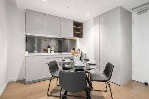 Cozy 2BR Apartment in Melbourne CBD with Pool & Gym