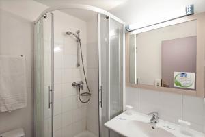 Hotels BRIT HOTEL Essentiel CAHORS Nord : Chambre Double