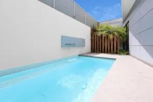 Frankie Luxury pool house Geelong Sleeps 12 Close to GMHBA cafes restaurants shops schools - Geelong