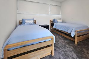 Frankie Luxury pool house Geelong Sleeps 12 Close to GMHBA cafes restaurants shops schools