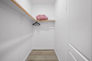 Spacious Backyard, Pool & Hot Tub, Gameroom by MariamsBnb