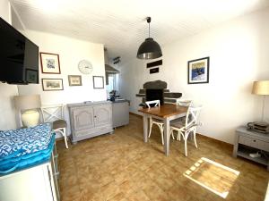 Maisons de vacances Maison ancienne charmante avec jardin, proche du port de Groix - FR-1-813-8 : photos des chambres