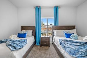 Spacious Backyard, Pool & Hot Tub, Gameroom by MariamsBnb