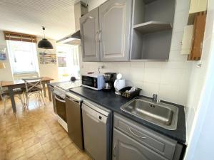 Maisons de vacances Maison ancienne charmante avec jardin, proche du port de Groix - FR-1-813-8 : photos des chambres