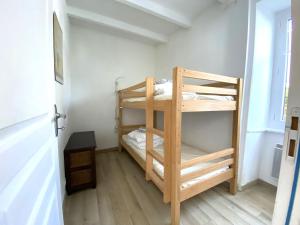 Maisons de vacances Maison ancienne charmante avec jardin, proche du port de Groix - FR-1-813-8 : photos des chambres