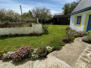 Maisons de vacances Maison ancienne charmante avec jardin, proche du port de Groix - FR-1-813-8 : photos des chambres