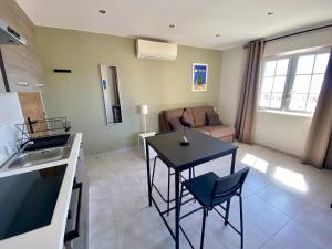 Appartement Climatisé Centre du Lavandou, Proche Plage - FR-1-816-6