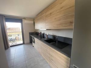 Appartements Studio renove au coeur du Lavandou avec terrasse et climatisation - FR-1-816-10 : photos des chambres