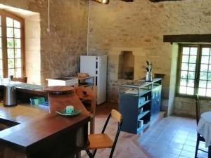 Maisons de vacances Maison campagnarde avec piscine et cheminee, Perigord Noir - FR-1-616-395 : photos des chambres