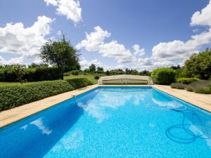 Maisons de vacances Maison campagnarde avec piscine et cheminee, Perigord Noir - FR-1-616-395 : photos des chambres