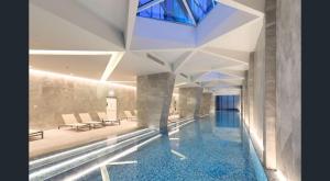 Gorgeous City Views 59th Floor 2BR with Pool & Gym