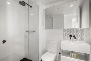 Gorgeous City Views 59th Floor 2BR with Pool & Gym