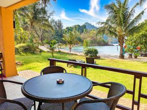 Half Moon beach Villa - by KohChangVillas