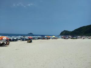 Casa de 2 quartos-Cambury-100m da praia-central-até 6 pessoas-internet-estacionamento-C3