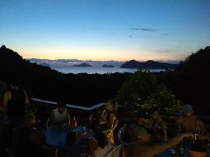 Casa de 2 quartos-Cambury-100m da praia-central-até 6 pessoas-internet-estacionamento-C3