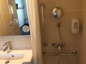 Hotels B&B HOTEL Montelimar Nord : Chambre Double pour Personnes à Mobilité Réduite - Non-Fumeurs