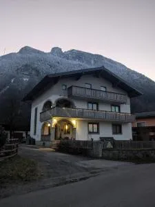 Privatzimmer und Küche mit Balkon und Ausblick - 萨尔察赫河畔戈灵