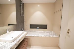 Like Home - 4304 Exquisite 2-Bedroom Home with Vibrant City and Creek Views