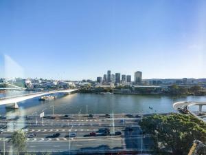 Riverfront 2 Bedroom Apt in Brisbane City with Parking